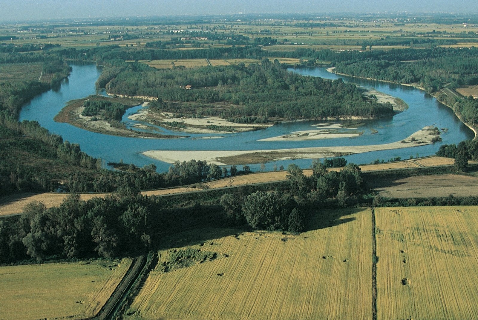 05 - Le aree risicole europee sono spesso ai margini di parchi naturali e contribuiscono al loro mantenimento creando aree fortemente caratterizzate dalla biodiversità. In questa immagine, uno scorcio del parco del Ticino